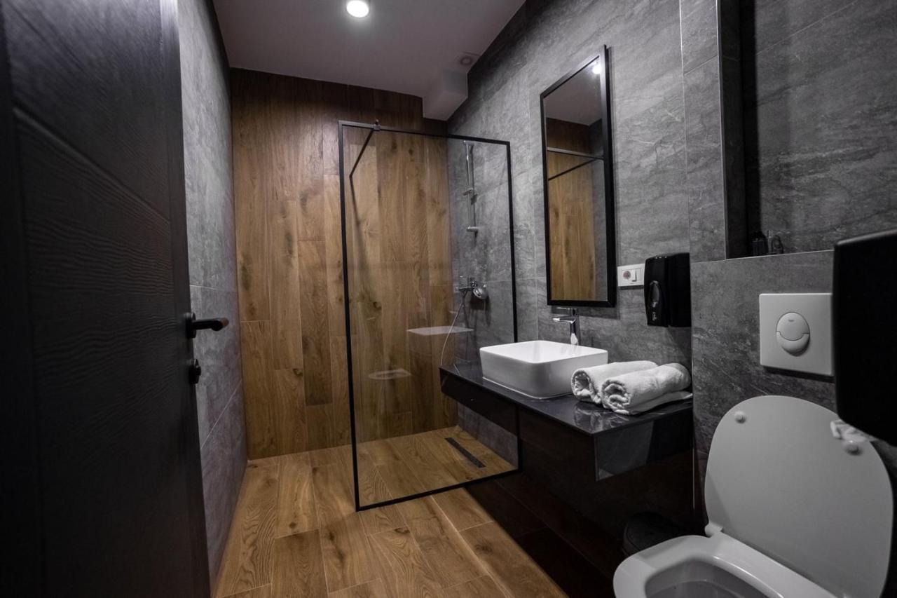 סטרוגה Griffon Bar Food Apartments מראה חיצוני תמונה