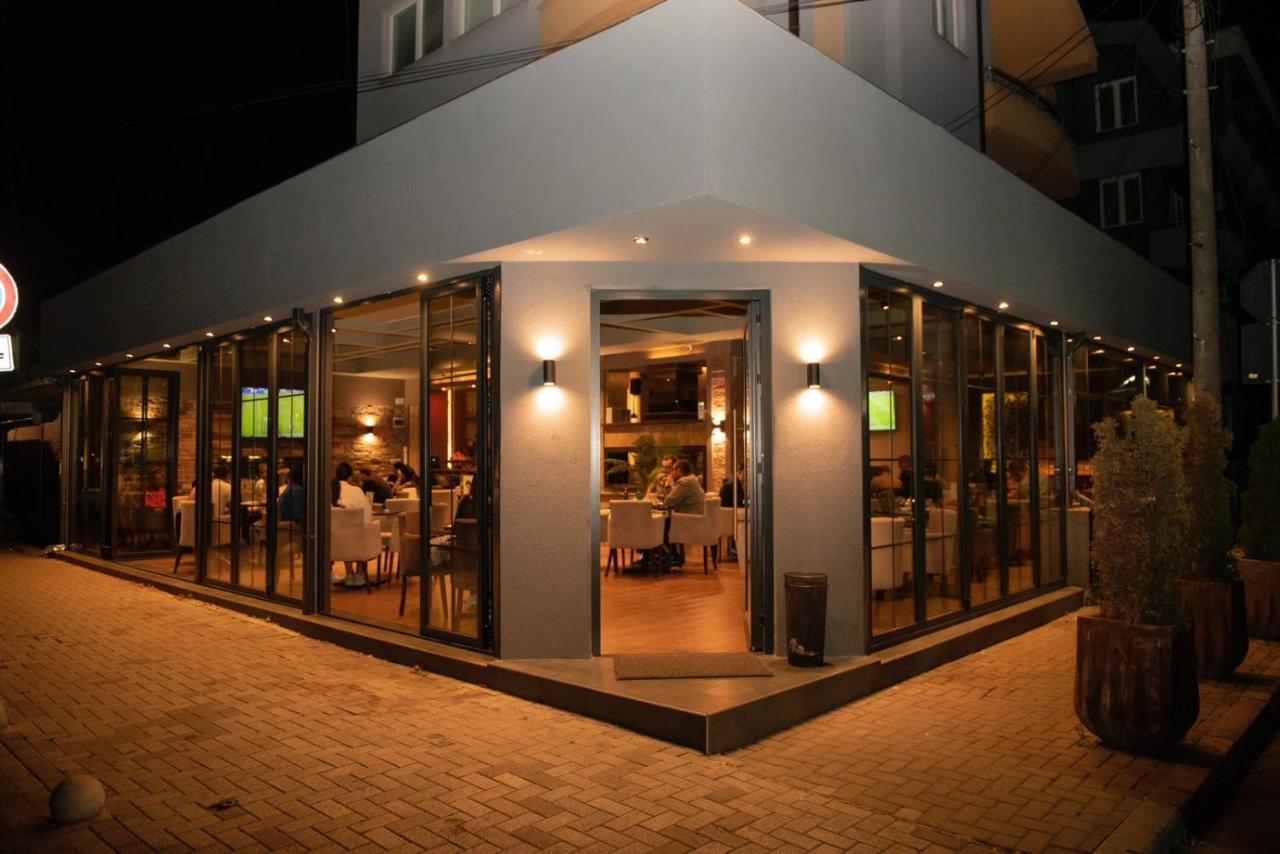 סטרוגה Griffon Bar Food Apartments מראה חיצוני תמונה